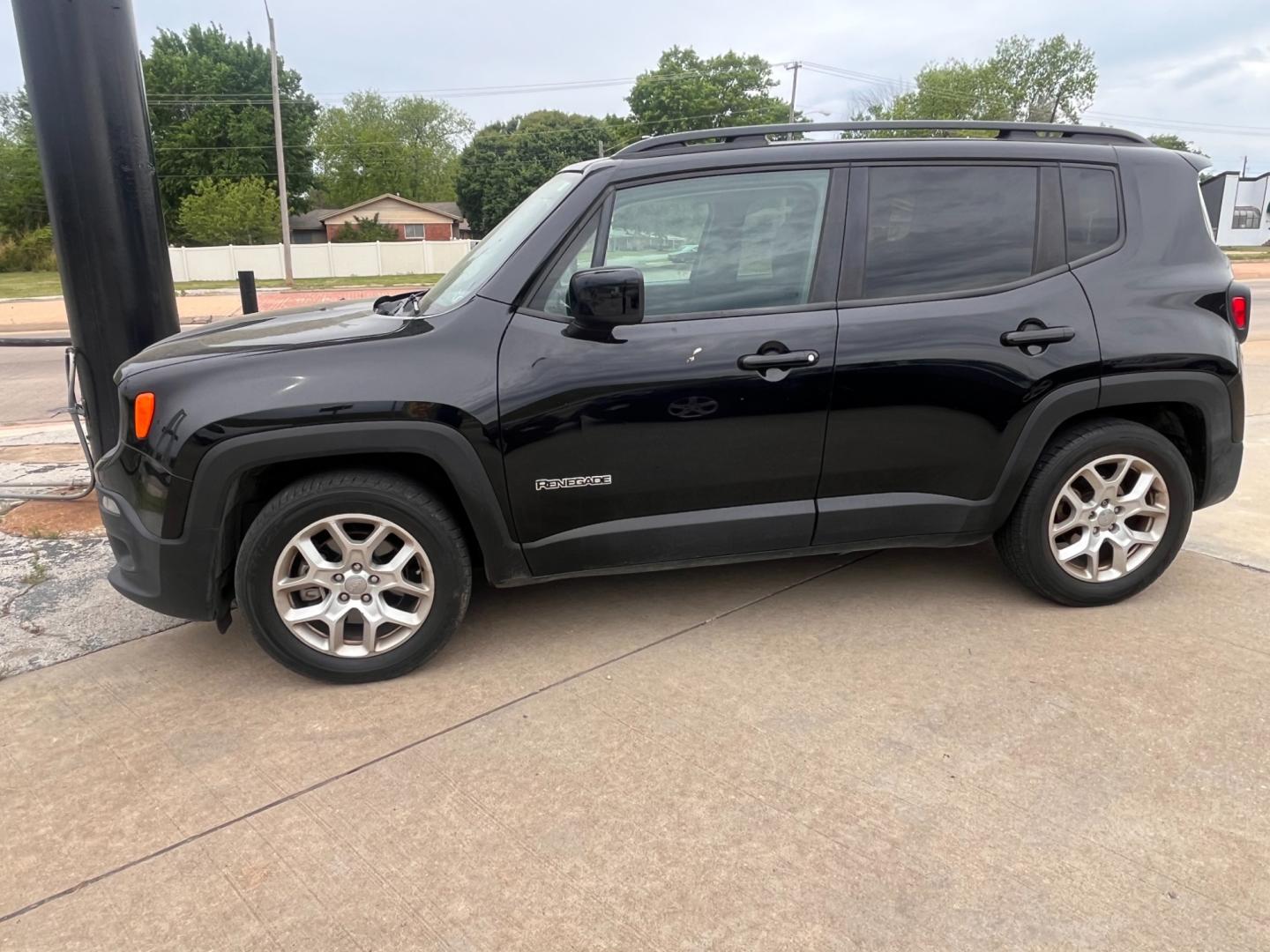 2018 BLACK JEEP RENEGADE LATITUDE Latitude FWD (ZACCJABB9JP) with an 2.4L L4 DOHC 16V engine, 6M transmission, located at 8101 E. Skelly Dr., Tulsa, OK, 74129, (918) 592-3593, 36.121891, -95.888802 - Photo#3